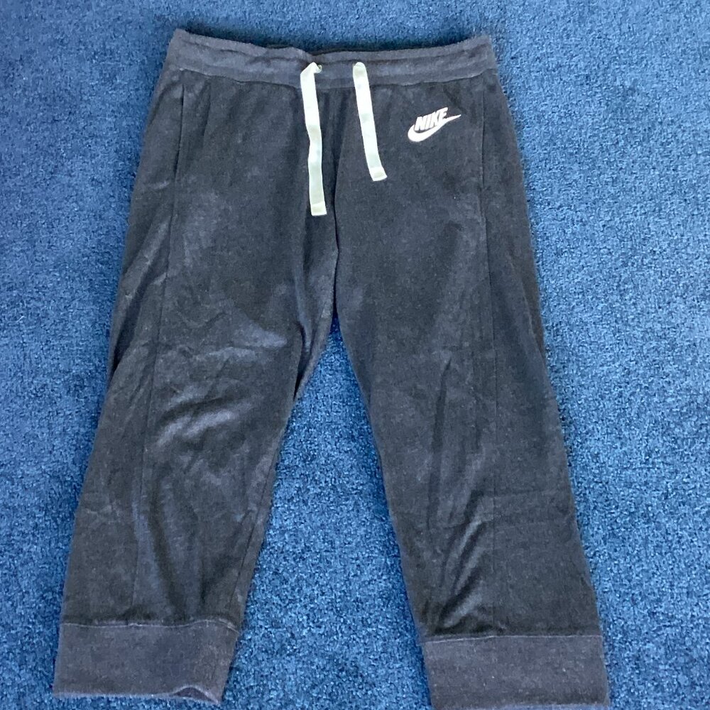 Nike Relaxed Fit Dark Gray Capri Joggers - Medium